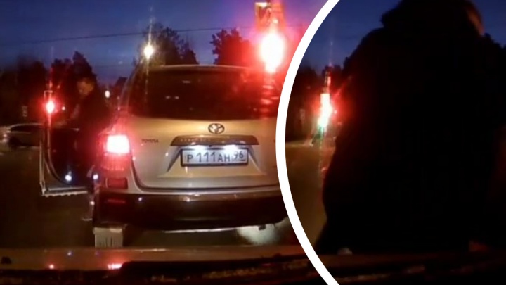 На Урале автомобилист прокатил водителя внедорожника на капоте. Видео