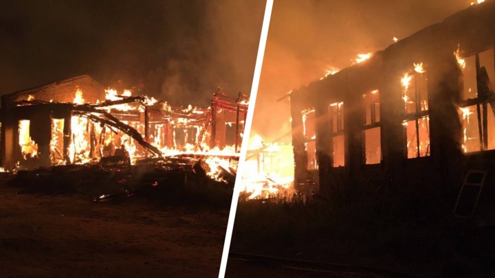 В Сургуте сгорело заброшенное здание на Каролинского