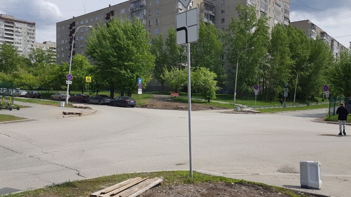 На опасном перекрестке в центре Екатеринбурга начали монтировать светофор