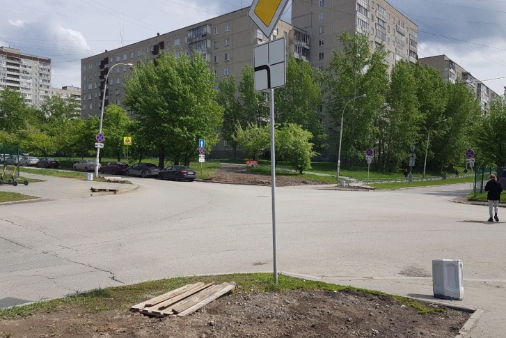 Перекресток двух больших улиц скоро будет со светофором Перекресток двух больших улиц скоро будет со светофором
