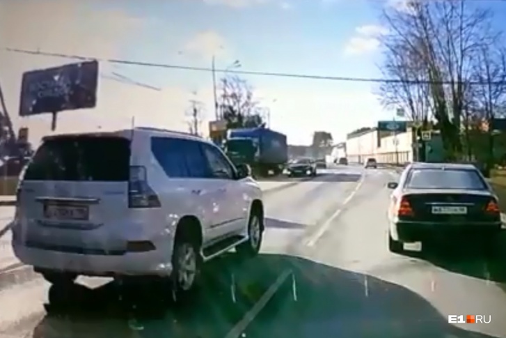 Водитель Lexus уезжает с места происшествия, дважды ранив водителя «газели» из пистолета
