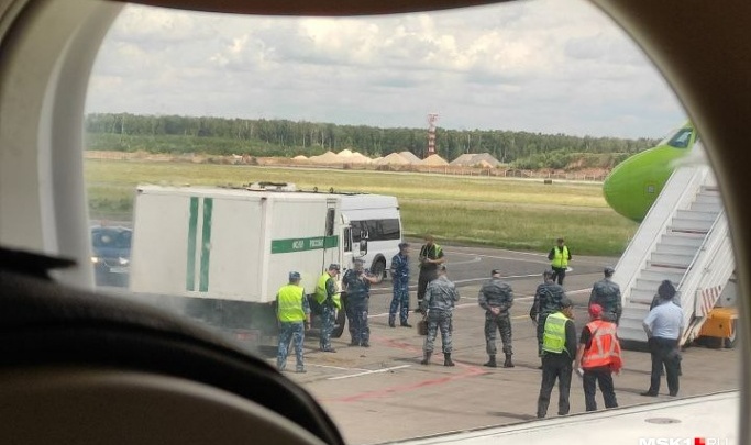 В подмосковном аэропорту самолет из Казани встретила ФСИН. Разбираемся в ситуации