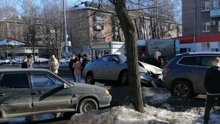 В Ярославле женщина-водитель сбила девочку и протаранила два автомобиля