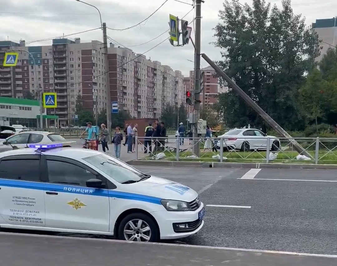 Кольцо на перекрестке Софийской и Колпинского всё утро тормозил  «перевертыш» | 22.08.2022 | Санкт-Петербург - БезФормата