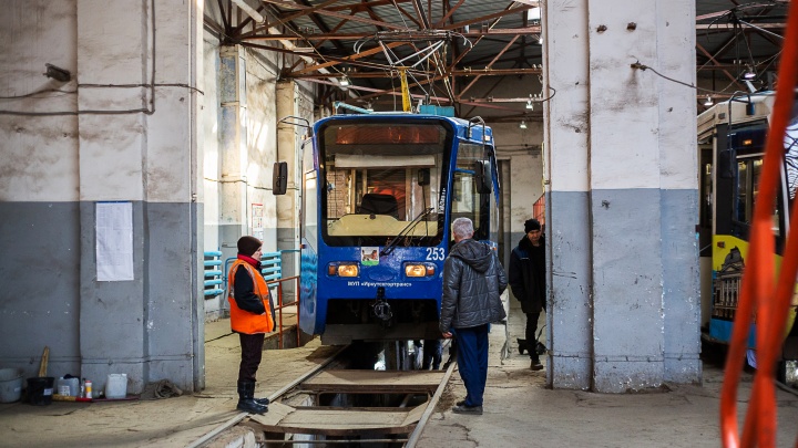 «Варим кашу из топора». Как в Иркутске решают проблемы старых трамваев