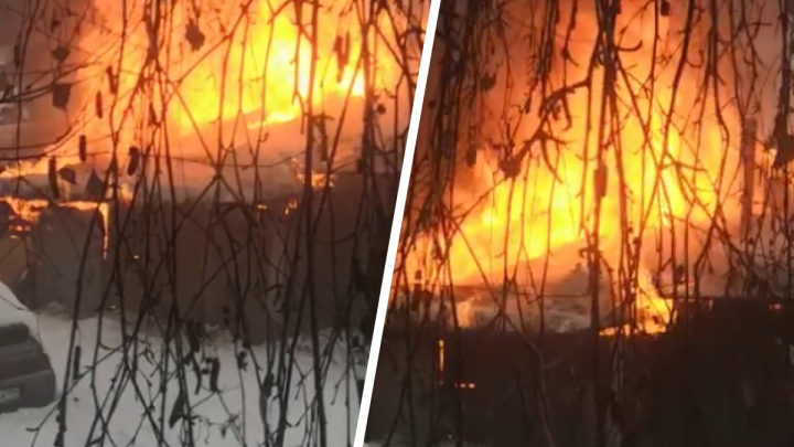 В Заельцовском районе загорелись частный дом и баня — пожар попал на видео