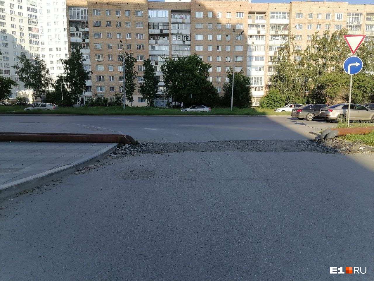 На проезжей части оставлять трубы не стали. А на тротуаре — пожалуйста На проезжей части оставлять трубы не стали. А на тротуаре — пожалуйста