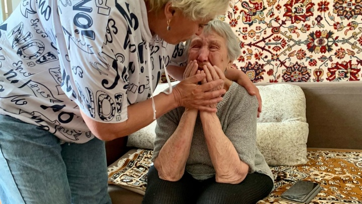 «Либо сразу на кладбище, либо обратно»: 96-летняя ветеран, вывезенная из Мариуполя на Урал, боится не дожить до гражданства РФ