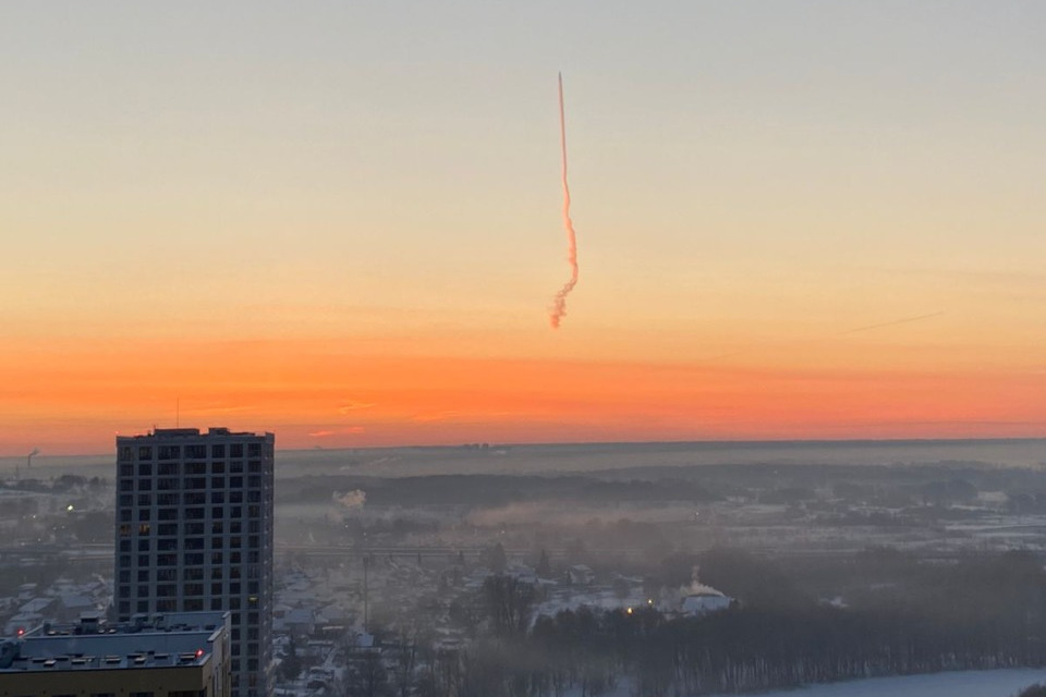 Похоже на старт ракеты: в небе над Новосибирском появился уходящий вверх след. Объясняем, что это