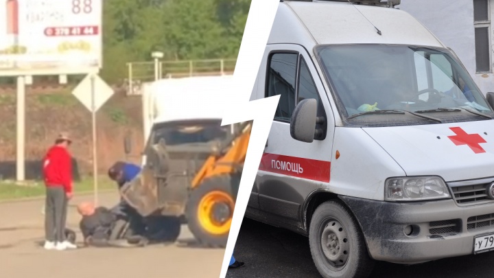 В Екатеринбурге мужчину на мопеде придавило ковшом трактора: видео