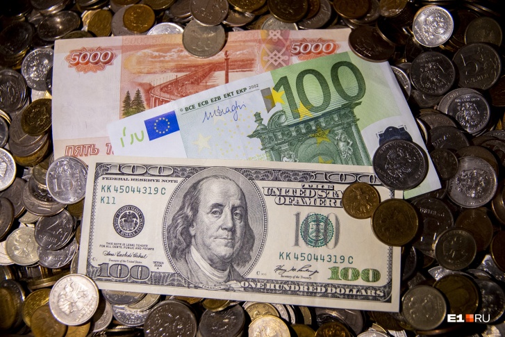 Доллар на Мосбирже 29 июня опустился ниже 51 рубля