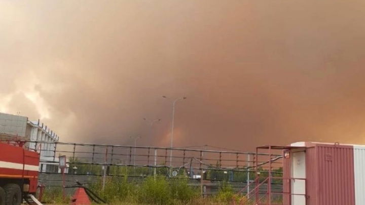 Зарево и дым возле аэропорта Нягани: рассказываем, что происходит