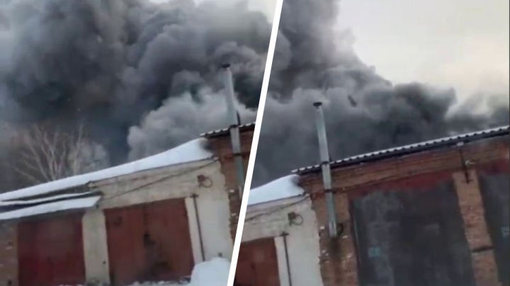 В Краснообске загорелся склад — в небо поднялся густой столб дыма