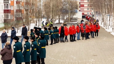 Живая цепь памяти: сургутяне 8 мая выстроились цепочкой от площади СурГУ до Мемориала Славы