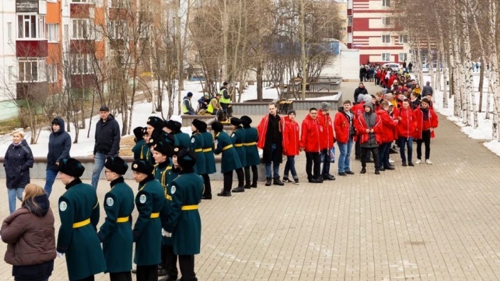 Живая цепь памяти: сургутяне 8 мая выстроились цепочкой от площади СурГУ до Мемориала Славы
