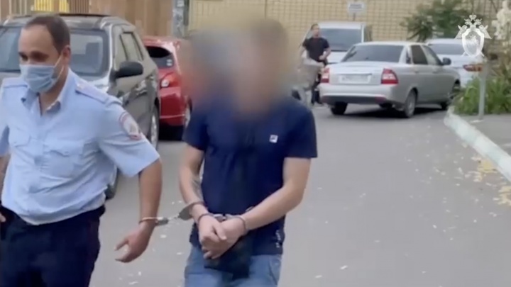 СК показал видео, как отчим выносит в сумке тело пятилетнего мальчика из многоэтажки в Краснодаре