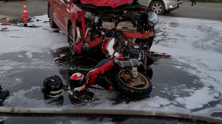 Пролетели над авто и упали на асфальт: в Иркутске мотоциклист с пассажиром врезались в иномарку