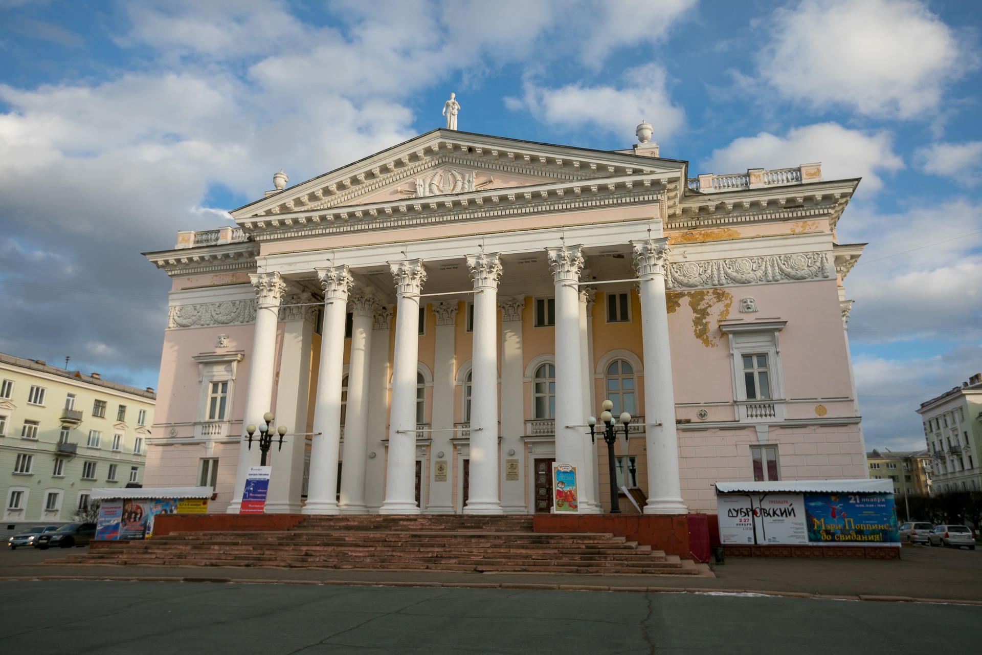 Одна из архитектурных жемчужин Железногорска — Театр оперетты