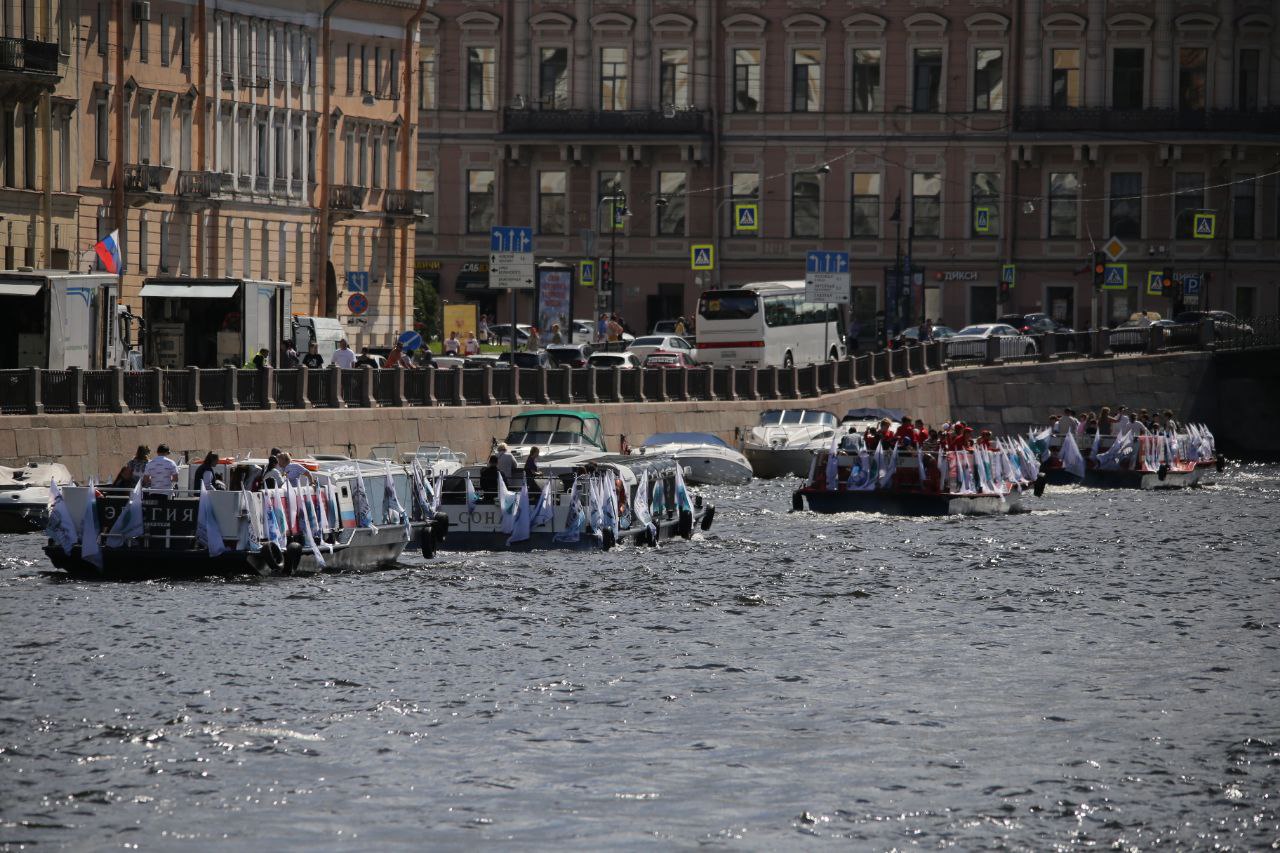 В петербурге проходит. Речной парад СПБ.