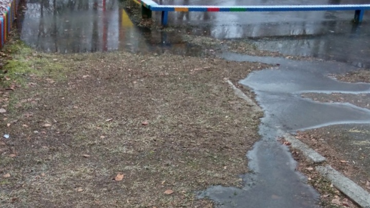 «Ищем утечку»: в Перми из-за прорыва трубы затопило территорию детского сада