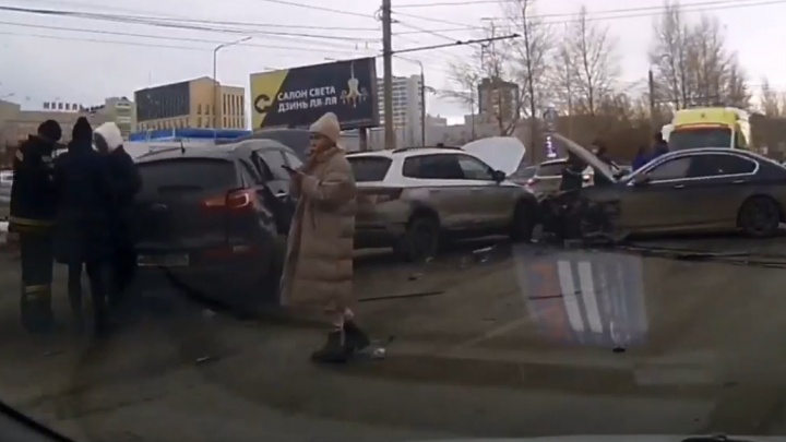 Подросток за рулем BMW устроил аварию с пятью машинами в Челябинске