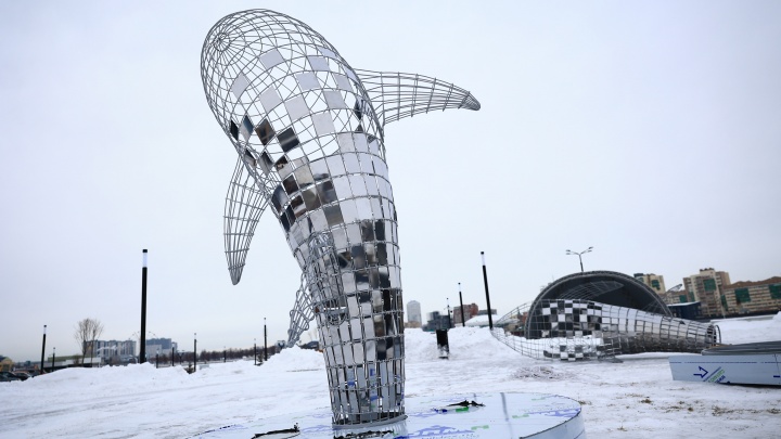 На набережной в центре Челябинска установили огромных китов с подсветкой, купленных почти за 10 миллионов