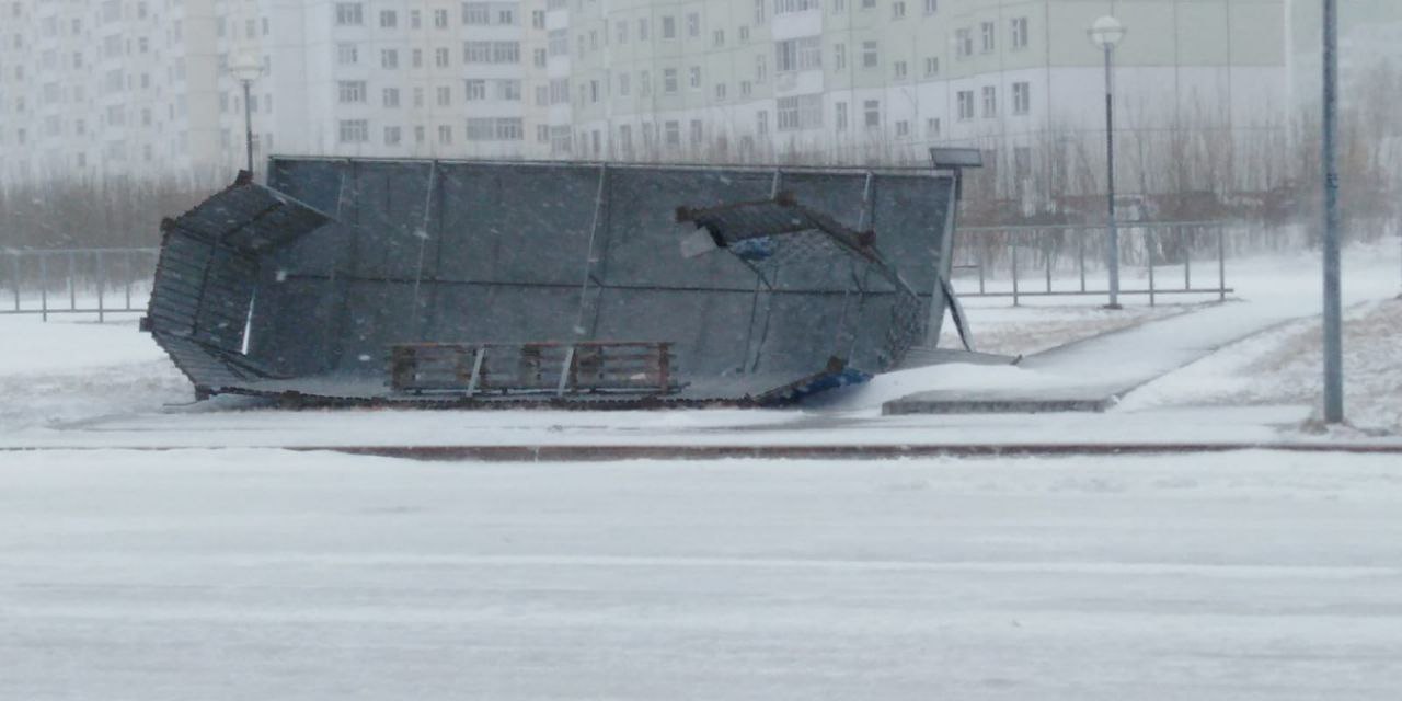 Сильный ветер сдул остановку Сильный ветер сдул остановку