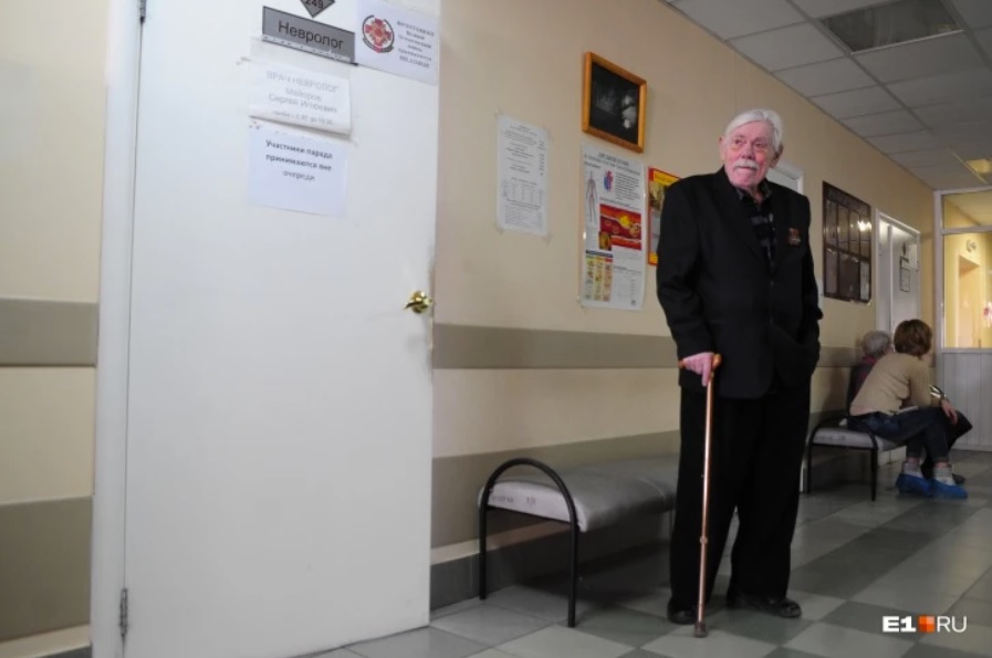Красную зону в госпитале для ветеранов войн закрыли, чтобы не платить медикам? Отвечает губернатор