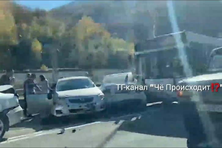 Автобус ехал в сторону Красной Поляны Автобус ехал в сторону Красной Поляны