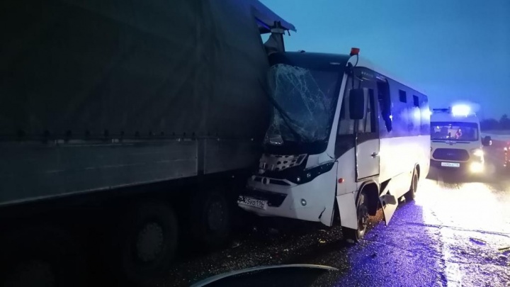Пассажирский автобус влетел в грузовик в Татарстане. Один человек погиб, 21 — пострадал