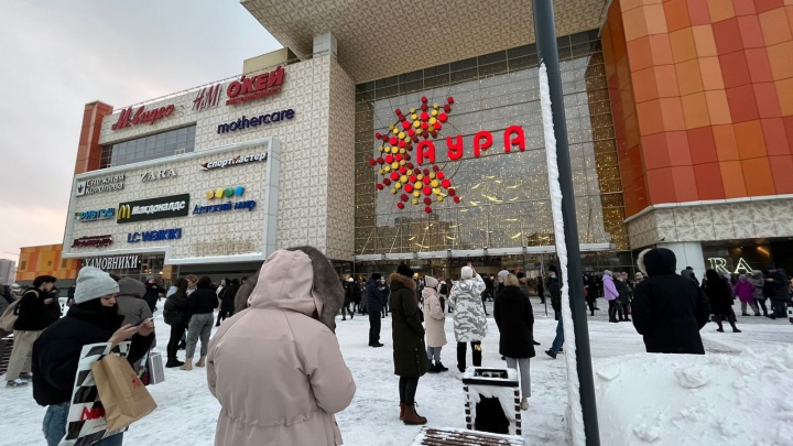 В Новосибирске экстренно эвакуировали ТЦ «Аура» — посетители и сотрудники столпились у главного входа