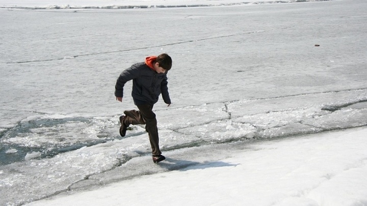 В Канске под лед реки провалились подростки: рыбаки успели помочь только одному