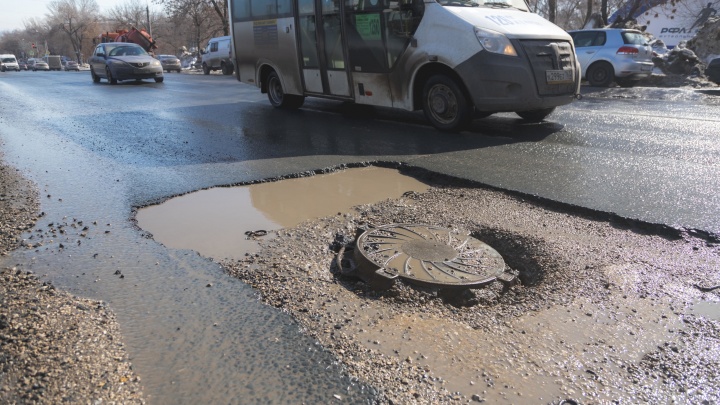 «Говорили, что мы негодяи»: мэр Новокузнецка объяснил причину отказа от ремонта дорог кирпичами