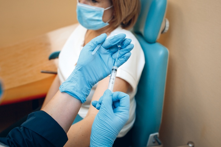 На вакцинацию нужно предварительно записаться На вакцинацию нужно предварительно записаться
