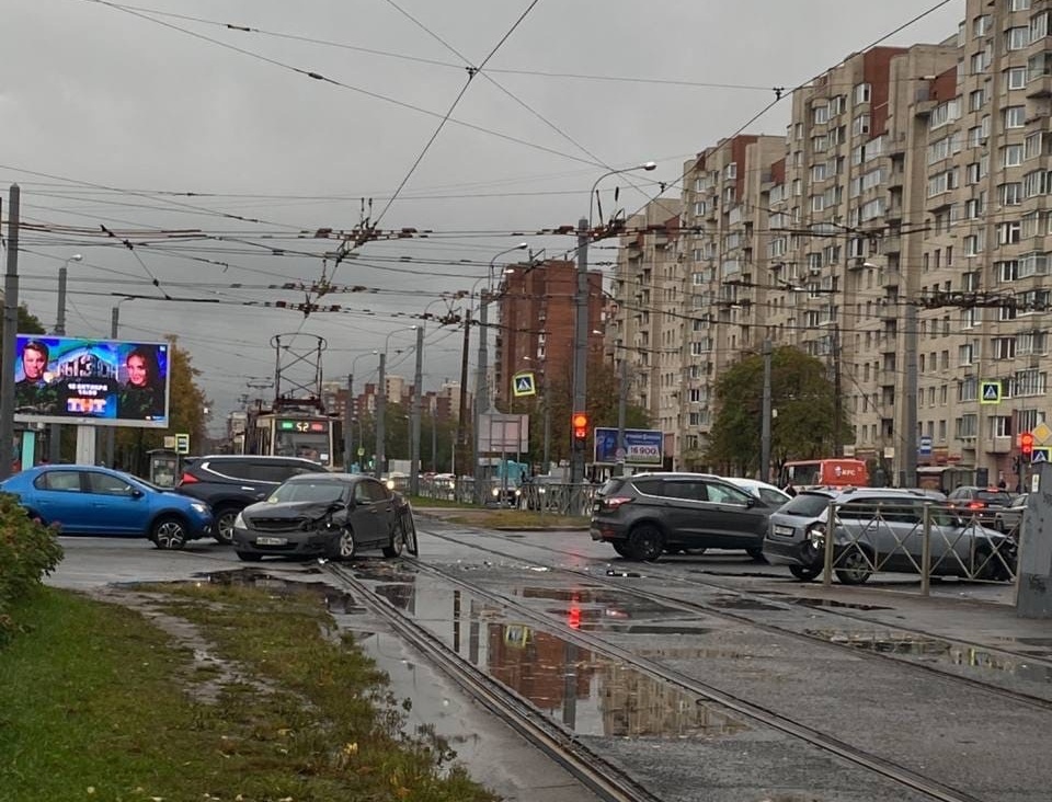 Петербургские водители с утра бодались друг с другом, летая в переходы и мешая трамваям