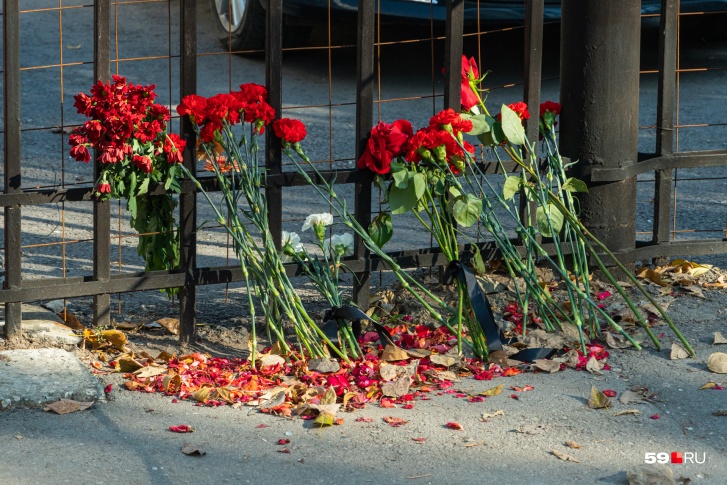 В память о погибших у входа на территорию университета оставляли цветы: попасть внутрь долгое время было нельзя
