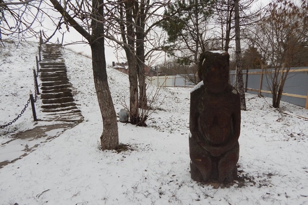 За забором в Новочеркасске спрятали древнюю каменную бабу. Чтобы спасти памятник, город заберет землю
