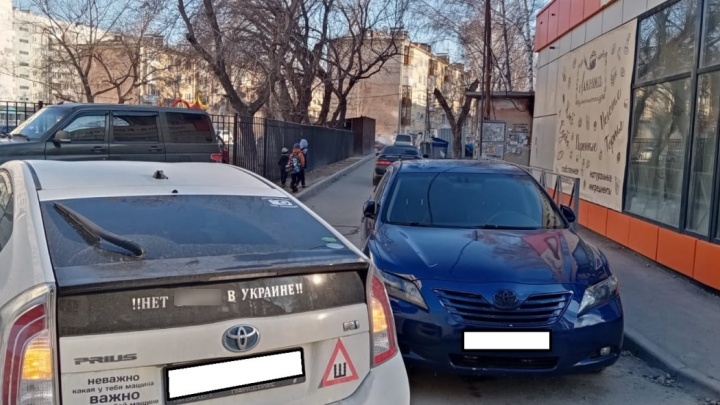 Полиция приехала на место ДТП и увидела на машине наклейку против спецоперации — новосибирцу грозит штраф