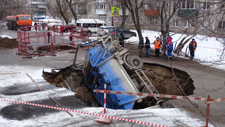 В Закамске мусоровоз провалился в яму на дороге — там прорвало коллектор