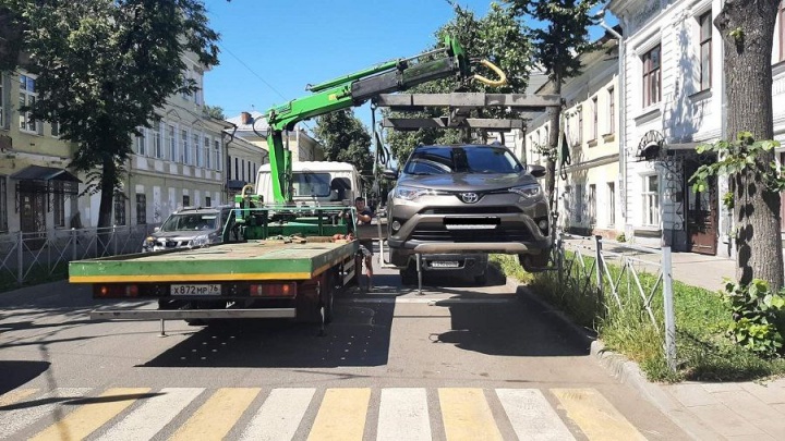 В центре Ярославля устроили массовую облаву на нарушителей парковки и тонировки