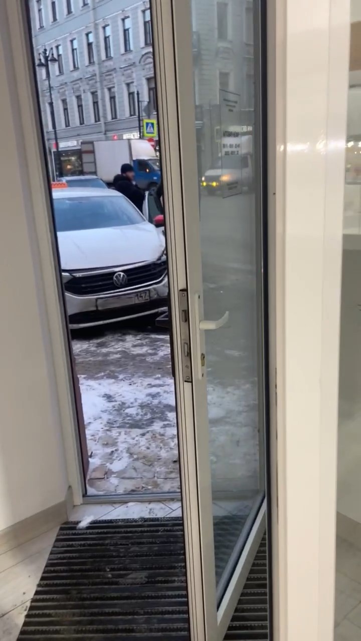 Скриншот видео из группы <a href="https://vk.com/wall-68471405_16151619" class="io-leave-page _" target="_blank">«ДТП и ЧП | Санкт-Петербург»</a>