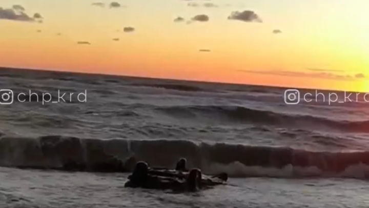 Под Туапсе на берег выбросило легковушку после шторма. Как она оказалась в море?