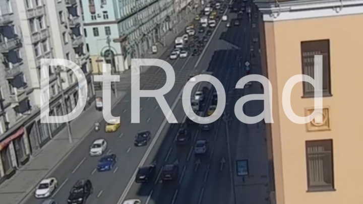 В центре Москвы легковушка сбила велосипедиста. Видео