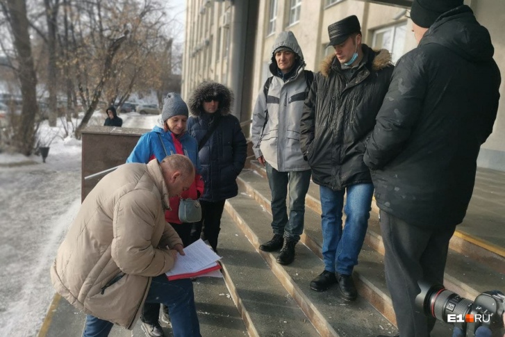Подписи под обращением собирали прямо у здания, где находится Общественная палата Подписи под обращением собирали прямо у здания, где находится Общественная палата
