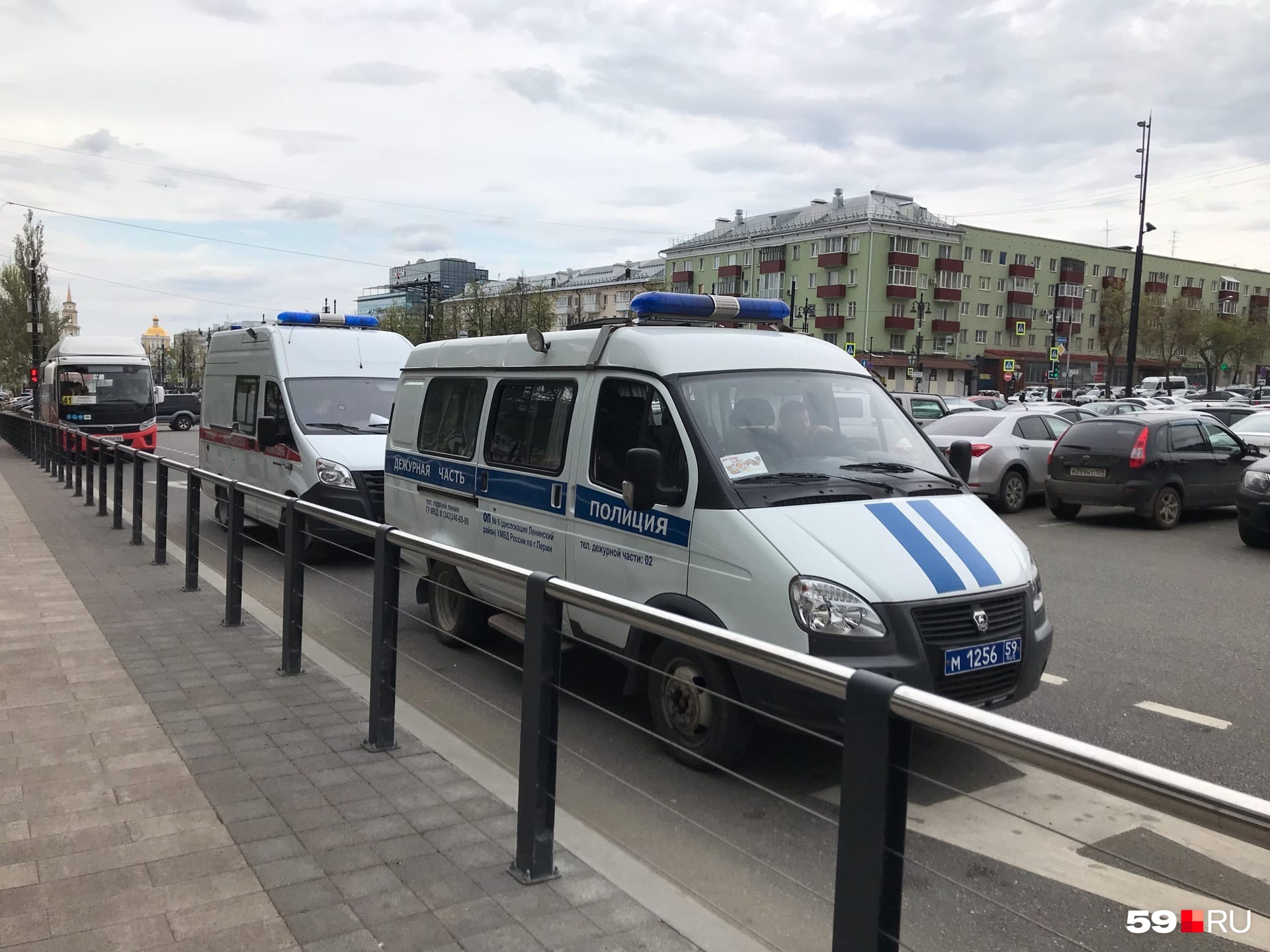 У здания Политеха — машины полиции и скорой службы У здания Политеха — машины полиции и скорой службы