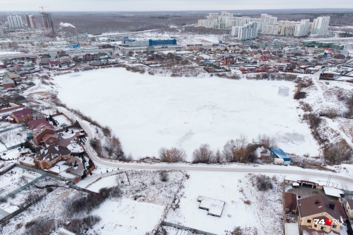 Это Градский прииск на Северо-Западе Челябинска. Жители обеспокоены тем, что посреди их поселка хотят проложить шумную магистраль — продолжение Комсомольского проспекта