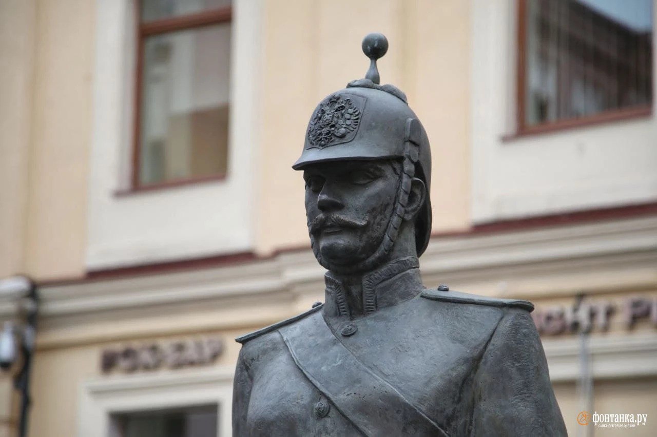 Городовой. Городовой СПБ. Памятник городовому в Санкт-Петербурге на Суворовском. Памятник городовой Суворовский 50/52. Городовой у ГУ СПБ.