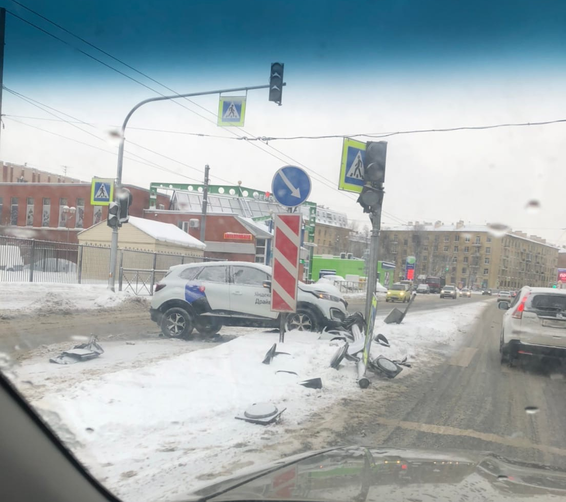 Каршеринг разнес новый светофор на Васильевском острове