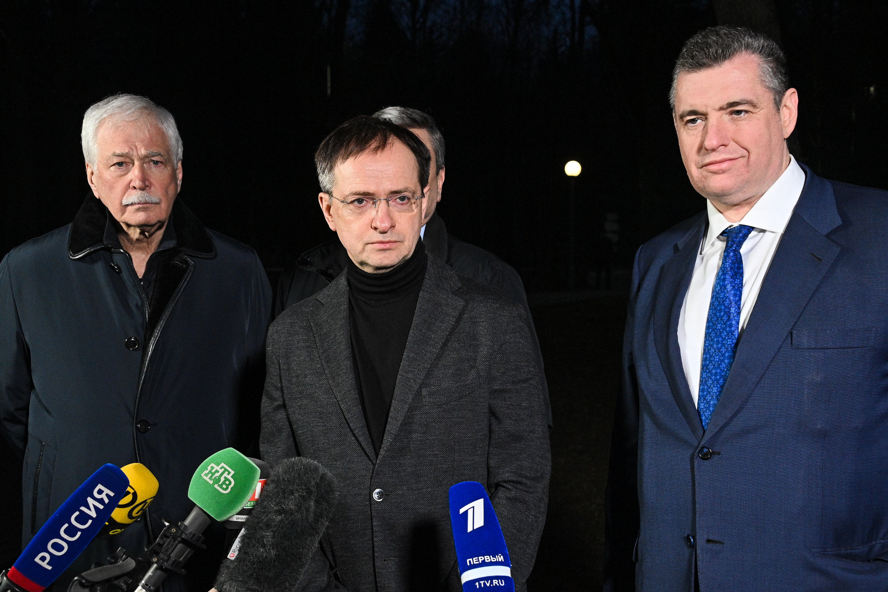Борис Грызлов, Владимир Мединский, Леонид Слуцкий перед началом второго раунда переговоров