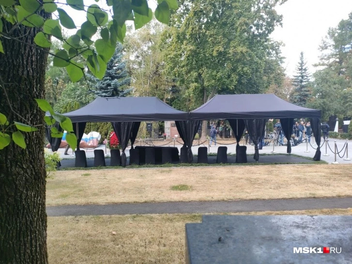 На Новодевичьем кладбище идёт подготовка к похоронам Горбачева
